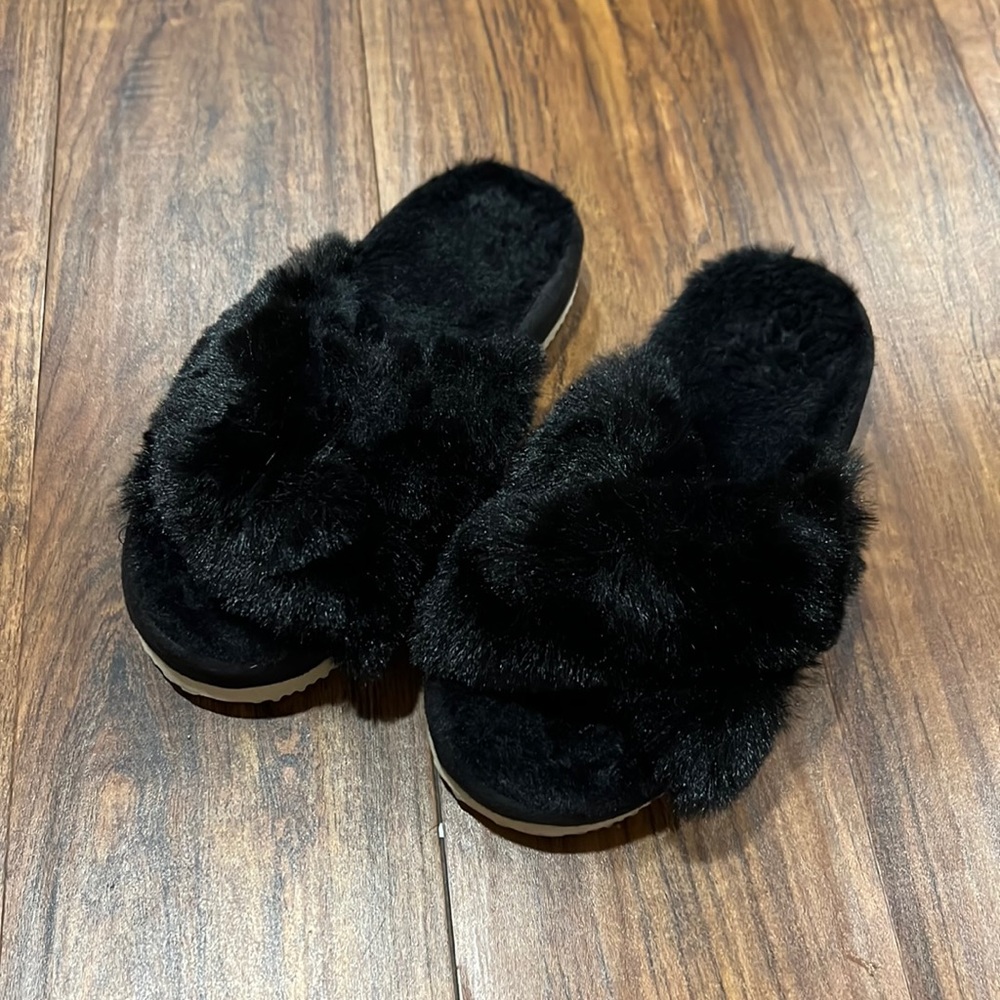 Black crisscross slippers
